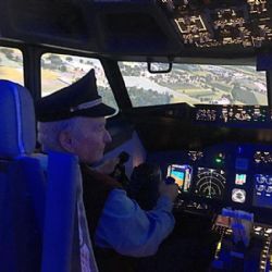 Senioři z Onšova si vyzkoušeli pilotování Boeingu