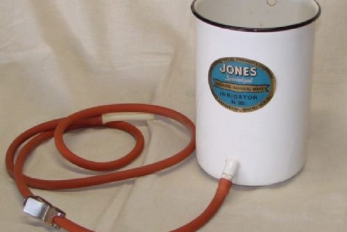 obrázek:Neobvyklá sbírka v Mostě: 140 historických klystýrů ve Válečném muzeu Sudety