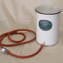 Neobvyklá sbírka v Mostě: 140 historických klystýrů ve Válečném muzeu Sudety