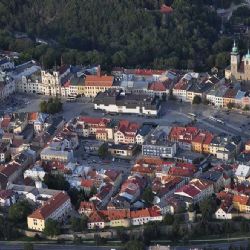 Nové úpravy v centru Jihlavy ohrožují podnikání: stížnosti na parkování a dodávky