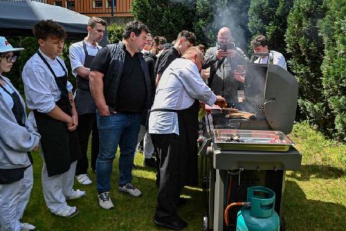 obrázek:Studenti Gastroakademie v Jihlavě trénovali práci se steakovým masem