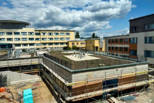 obrázek:V Novém Městě na Moravě roste moderní dialyzační pavilon. Pacienti budou mít výhled do proskleného atria