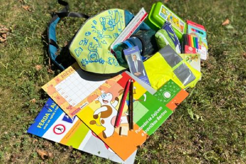 obrázek:Vysočina rozdá 6 035 prvňáčkům batohy. Design vytvořili studenti z Helenína, součástí je i reflexní výbava