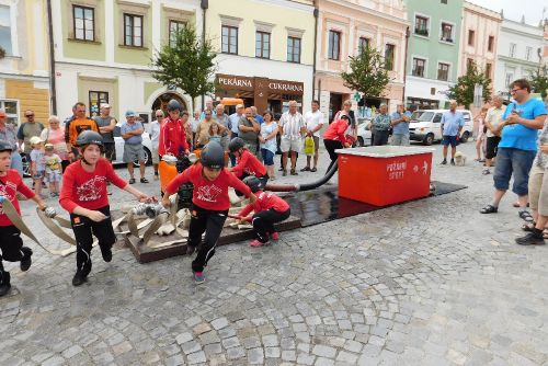 Obrázek - Mladí hasiči z  Mírovky při požárním útoku