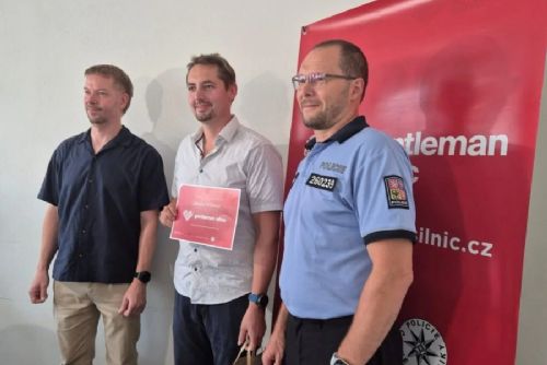 obrázek:Muž vytáhl u Věžné řidičku z potápějícího se auta. Za pohotovou záchranu převzal ocenění Gentleman silnic