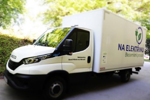 obrázek:Nemocnice v Novém Městě na Moravě nasadila nový elektromobil. Rozváží jídlo, léky i zdravotnický materiál