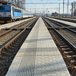 Opilá žena na Štědrý den hrozila skokem pod vlak