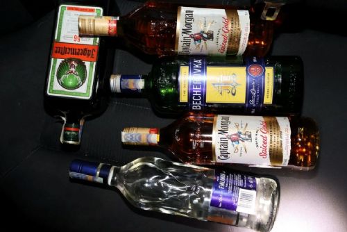 obrázek:V autě vezli alkohol z vykradeného kiosku. Sedmnáctiletý řidič pak ujížděl policii