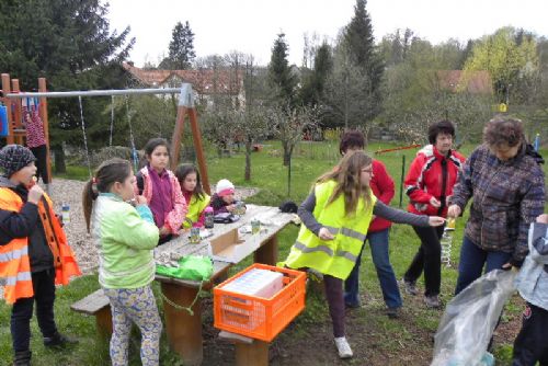 Obrázek - Účastníci akce Čistá Vysočina v Rozsochatci