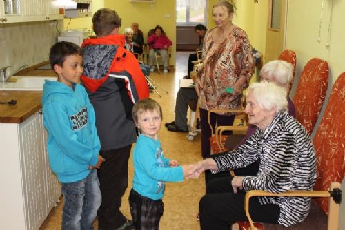 Foto: Přijďte k nám na návštěvu vzkazují děti z Nové Vsi u Chotěboře