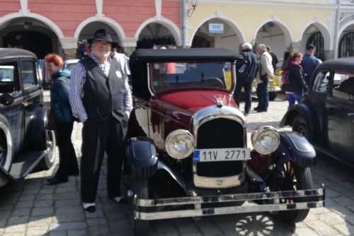 Foto: Majitelé veteránů se projedou Mezi dvěma branami