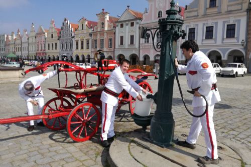 Obrázek - Dobrovolní hasiči z Hodic museli před zásahem do stříkačky nejprve ručně napumpovat vodu. Foto: Marie Majdičová