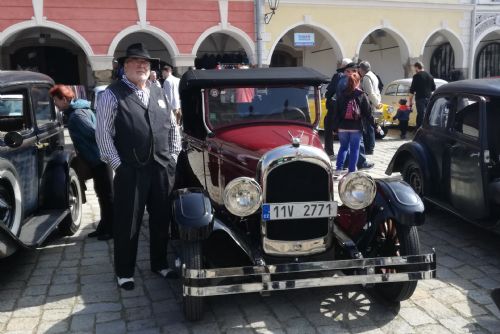 Obrázek - Zdeněk Lipš se svým Chryslerem z roku 1925. Foto: Marie Majdičová