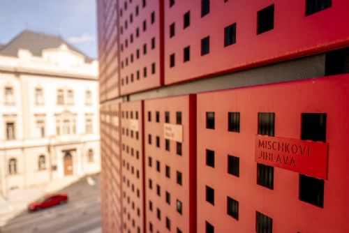 obrázek:Horácká aréna v Jihlavě má na fasádě 853 kovových štítků dárců. Montáž se protáhla kvůli kontrolám textů