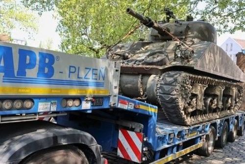 Foto: Plzeň slaví 80 let svobody: Tanky, konvoj a historická show