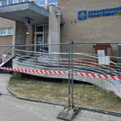 Rekonstrukce horkovodu ve Žďáru ztěžuje přístup k poliklinice