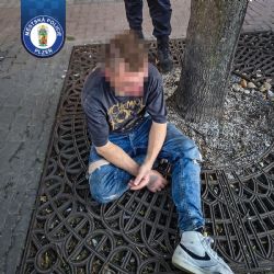 Chtěl klobouk pro maminku, odnesl si pokousaný palec. Pak ho našli v autobusu