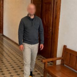 Děsivé týrání v Plzni řeší soud. Muž měl partnerku škrtit a topit v koupelně