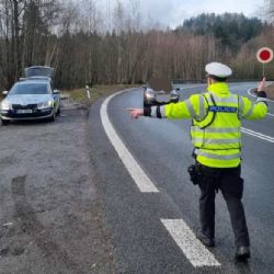 Jihočeští policisté o prázdninovém víkendu prověřili přes dva tisíce aut. Rychlost překročilo 87 řidičů