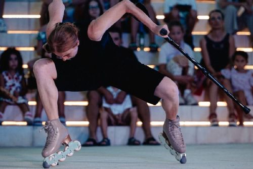 obrázek:KoresponDance ve Žďáru začal netradičně. Ulice zaplnily černé koule a performeři bruslili s berlemi