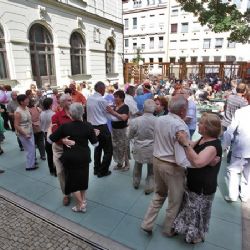 Letní tančírna pro seniory v Plzni se vrací 26. července do zahrady Měšťanské besedy