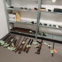 Lidé v Plzeňském kraji odevzdali stovky zbraní. Policie varuje: granát na služebnu nevozte