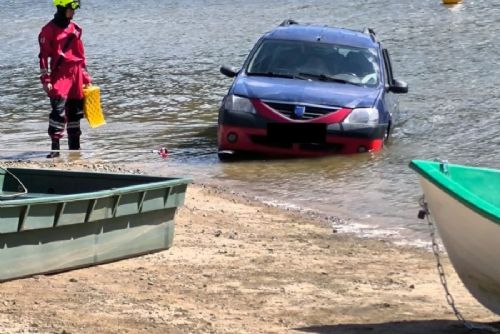 obrázek:Na Dalešické přehradě se potopilo auto. Policie mezitím našla majitele uvázlého s člunem uprostřed vody