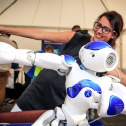 O víkendu ZČU promění Náměstí Republiky v otevřenou laboratoř. Vyzkoušíte roboty a resuscitaci