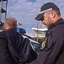 Odmítl se prokázat, prý zná zákony. Hlídka ho ale znala taky, byl hledaný