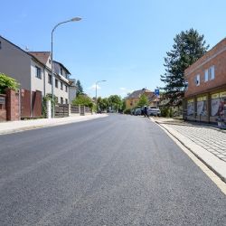 Plzeň dokončila opravu Hluboké ulice. Parkování už nemá blokovat průjezd