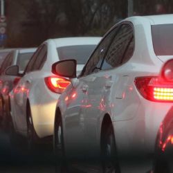 Plzeňská ulice: Obousměrná uzavírka komplikuje dopravu, tramvaje jezdí dál
