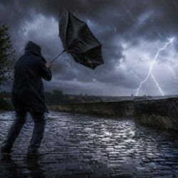 Po rekordním horku dorazí dnes do Prahy bouřky s přívalovým deštěm, kroupami i silným větrem