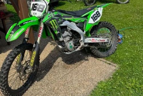 obrázek:Policie na Havlíčkobrodsku pátrá po zelené Kawasaki KX 250. Ukradena byla v Poděbabech