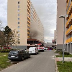 Požár v paneláku - 16 osob evakuováno