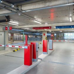 Praha dokončila parkovací dům na Dědině. Nabízí 290 míst, nové náměstí i komunitní prostory