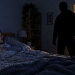 Probudila se a u postele stál cizí muž. Noční vetřelec se po zveřejnění záběrů přihlásil