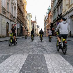 Sdílená elektrokola zaplnila Plzeň. Radnice teď řeší bezpečnost v ulicích