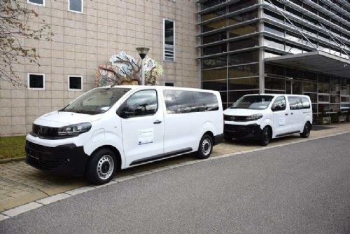 obrázek:Tři nové bezbariérové elektromobily posílí komunitní domácnosti Domova Černovice–Lidmaň