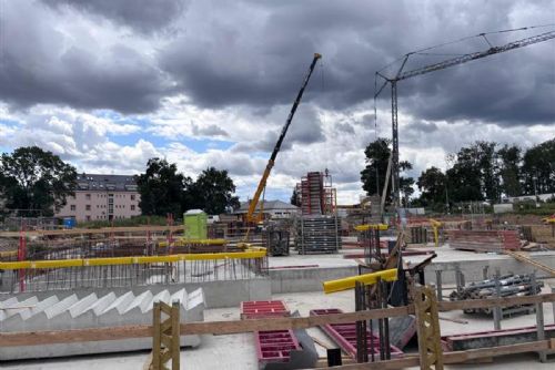 obrázek:V Nemocnici Jihlava pokračuje stavba nového pavilonu a parkovacího domu. Přibude až 704 parkovacích míst