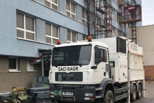 Foto: Při rekonstrukci interního pavilonu jihlavské nemocnice pomáhá i sací bagr