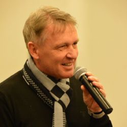 Vyprodaný velký sál Besedy bavil kněz Zbigniew Czendlik