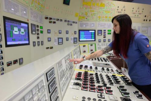 obrázek:Dukovany mají na každém bloku ženskou operátorku