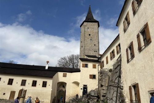 obrázek:Hrad Roštejn chystá pro rodiny na léto 2026 detektivní hru ve věži i prázdninovou kešku Déčka