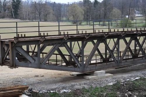 obrázek:Nýtovaný železniční most čeká nový život jako lávka přes Sázavu