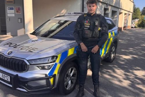 obrázek:Policista z Vysočiny ve volnu pomohl vyčerpanému plavci uprostřed nádrže. Na paddleboardu ho dopravil ke břehu