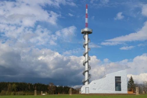 obrázek:Rozhledna z větrné turbíny: Šibeník nabízí výhledy až na Vysočinu