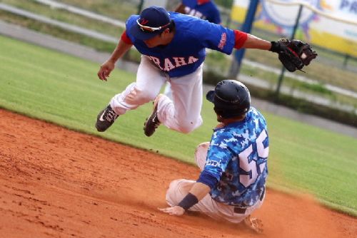 Obrázek - Radim Novotný (s číslem 55) bojuje o dosažení druhé mety v utkání baseballové extraligy mezi Třebíčí a Kotlářkou Praha.