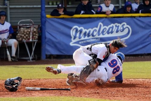 Obrázek - Třebíčský baseballista Roman Seifer (s číslem 98) v souboji na domácí metě se zadákem Eagles Praha.