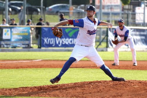 Obrázek - Do pohárového čtvrtfinále nastoupil za Třebíč na nadhazovací kopec Američan Devon Barker.