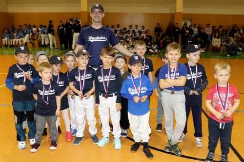 Obrázek - Baseballová přípravka předškoláčků sice ještě nemá své velké soutěže, ale z oceňování si medaile pro nejužitečnější hráče odnesly všechny děti. Na trénincích se s trenéry věnují hlavně všeobecnému pohybovému rozvoji.